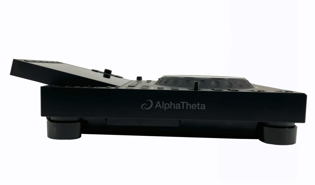 Fast grazil wirkt der AlphaTheta CDJ-3000X von der Seite