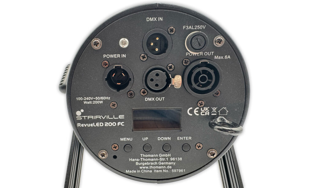 … befinden sich alle Anschlüsse und Bedienelemente