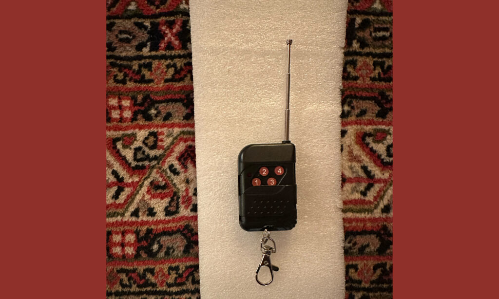 Die Fernbedienung des Geyser Move im Vintage-Funkgerät-Design
