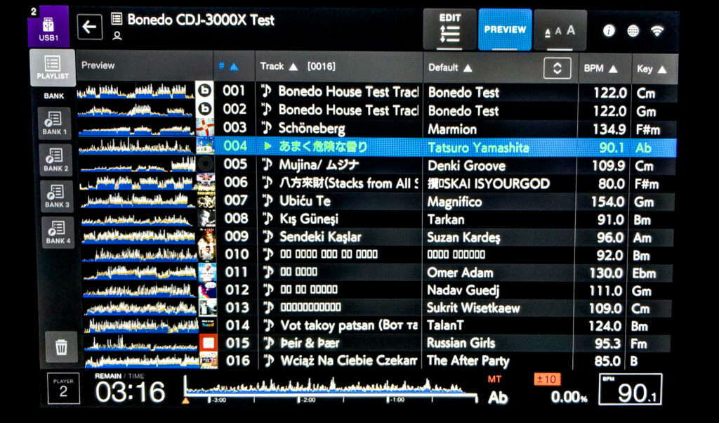 16 Titel können bei kleinstem Font auf dem Touchscreen des AlphaTheta CDJ-3000X angezeigt werden. RTL-Sprachen (right-to-left geschriebene) wie Arabisch oder Hebräisch werden nicht korrekt dargestellt