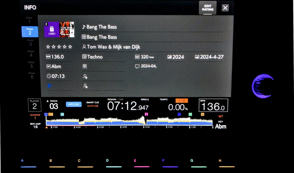 Der Info-Screen deckt die oberen drei Viertel des Screens ab und wird über ein kleinen Info-Button oben rechts im Touchscreen aufgerufen