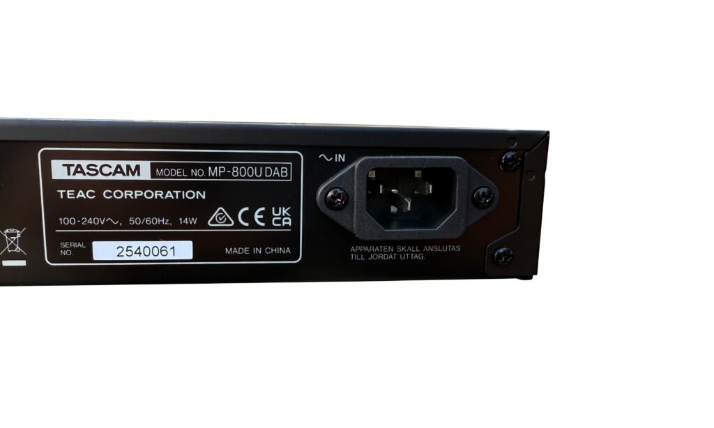 Die Stromversorgung des Tascam MP-800U DAB+ wird über eine Kaltgerätebuchse realisiert