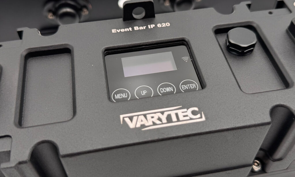 Das Display der Varytec Event Bar IP 620 wird von vier Touch-Buttons begleitet