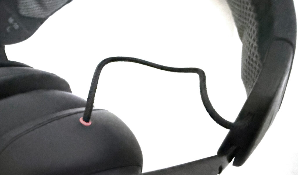 Beim M-10 ist das Kabel zwischen den Kapseln fest installiert