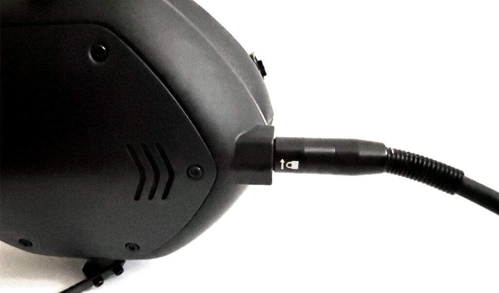 Beim V-Moda M-100 Pro wird das beigelegte Spiralkabel festgezurrt