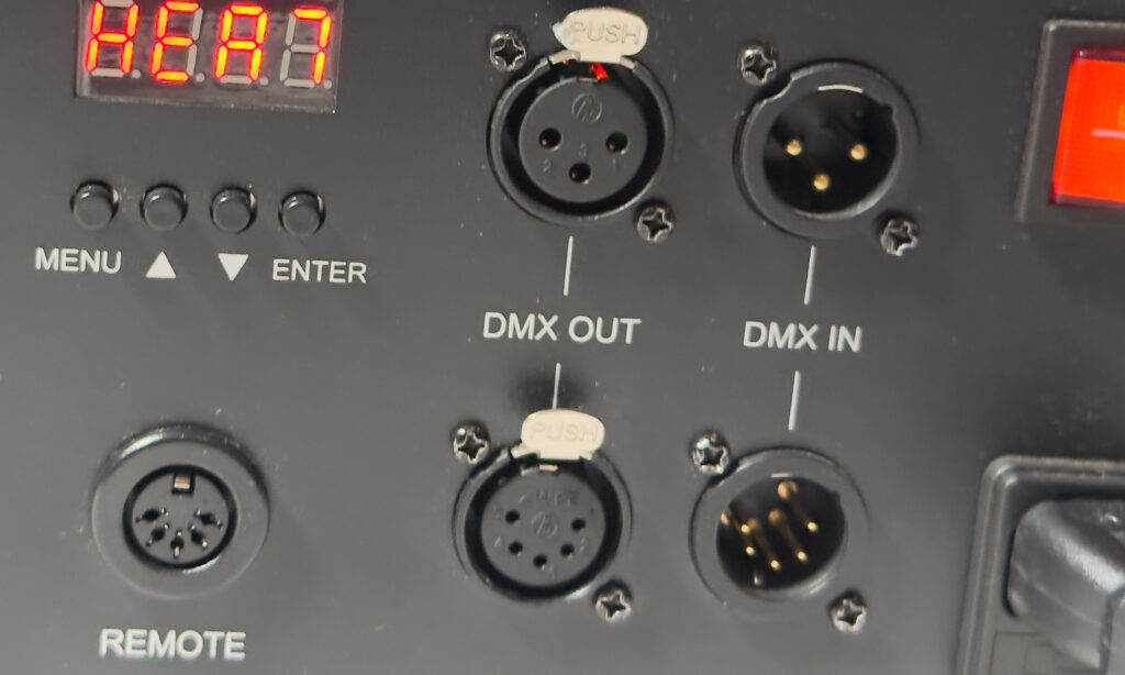 Ein 5-poliger DMX-Anschluss ist vorhanden
