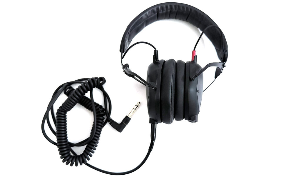 Der V-Moda M-100 Pro mit dem Spiralkabel