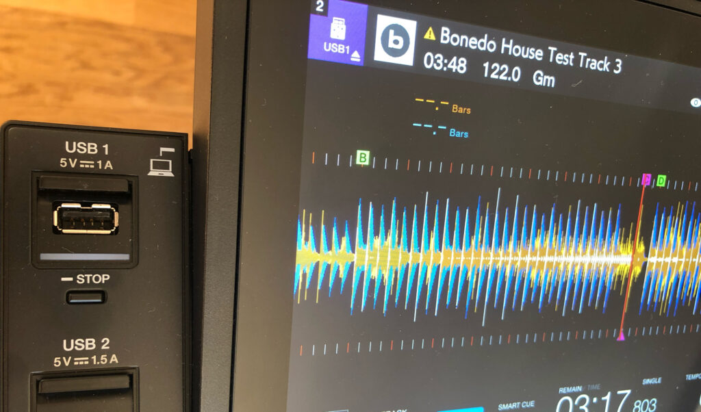 Kein Stick, kein Internet, aber der Track läuft: Der AlphaTheta CDJ-3000X speichert den aktuell spielenden Track grundsätzlich im Cache ab und zeigt dies mit einem kleinen gelben Warndreieck an