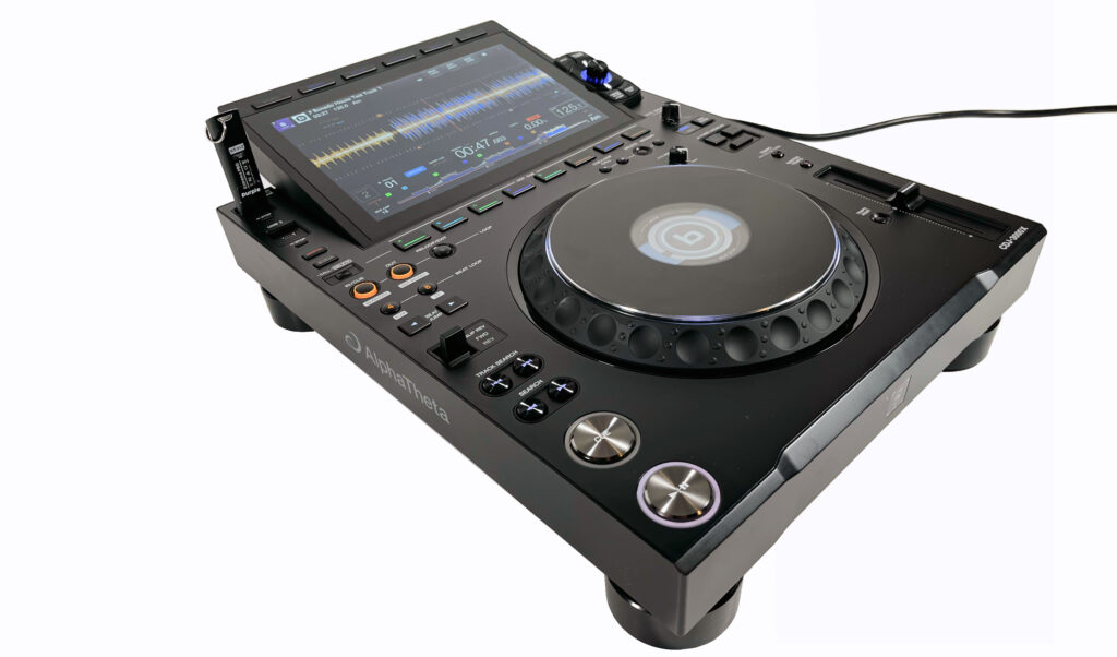 Sind USB-Sticks mittlerweile Old-School? Der AlphaTheta CDJ-3000X will uns Cloudstreaming schmackhaft machen