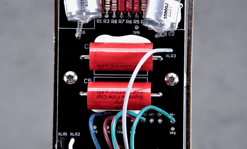 Mikrofon: Elektronik-Bauteile mit Beinchen (THT)