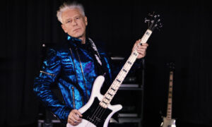 Warum verkauft U2-Bassist Adam Clayton 18 Bässe aus seiner Sammlung? Artikelbild