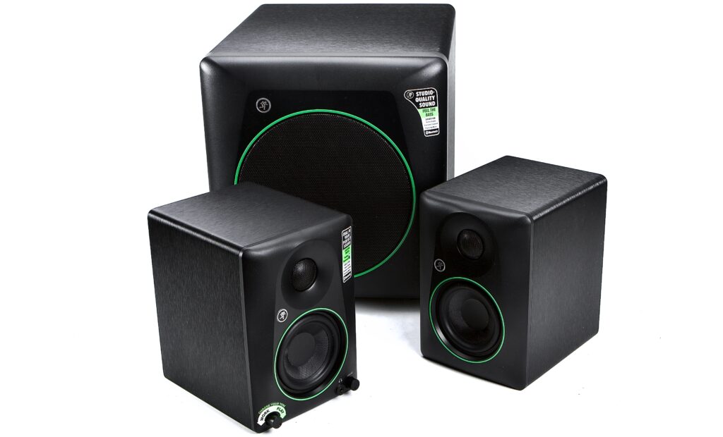 Boxenset aus Mackie CR4.5BT und CR8SBT in der Totalen von rechts oben