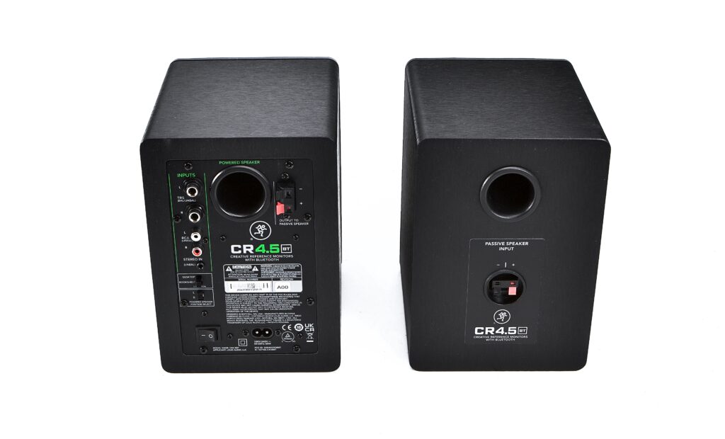 Rückseiten des Boxenpaars Mackie CR4.5BT. Links die Aktive mit allen Anschlüssen, rechts die Passive mit den Kabelklemmen.