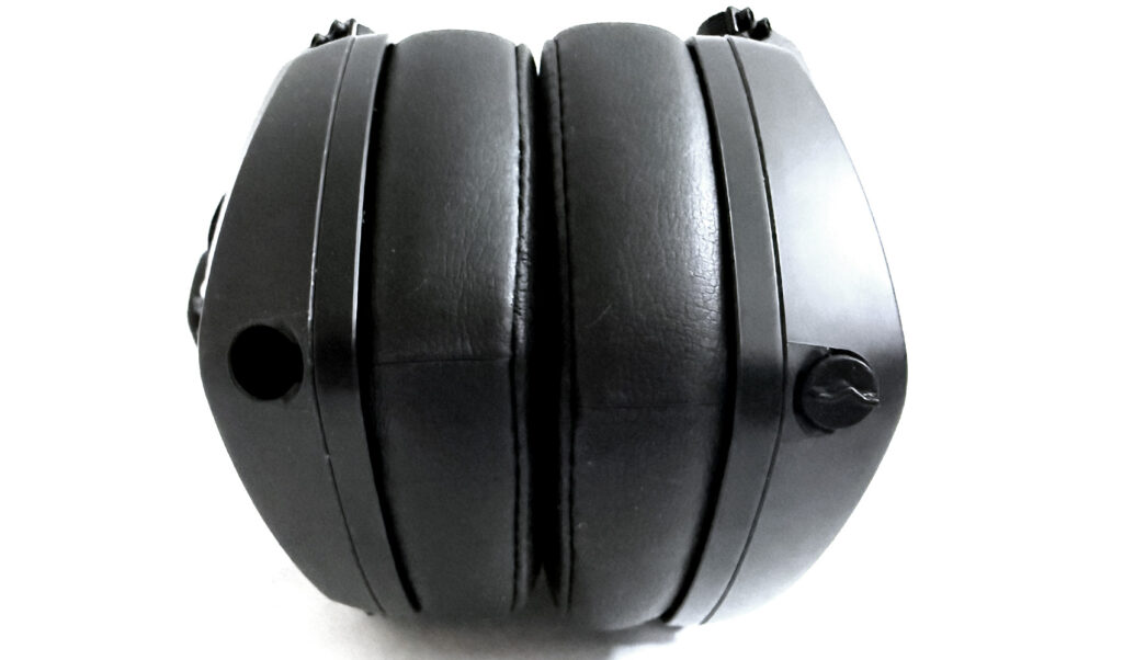 Die Buchsen für die Kabel