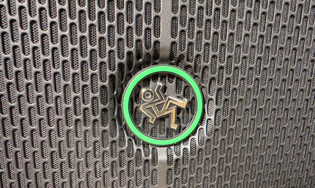 Das Logo in der Mitte des Subwoofers
