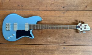 Franz Bassguitars präsentiert überarbeiteten Merak 4 Shorty in „Emerald Blue“ Artikelbild