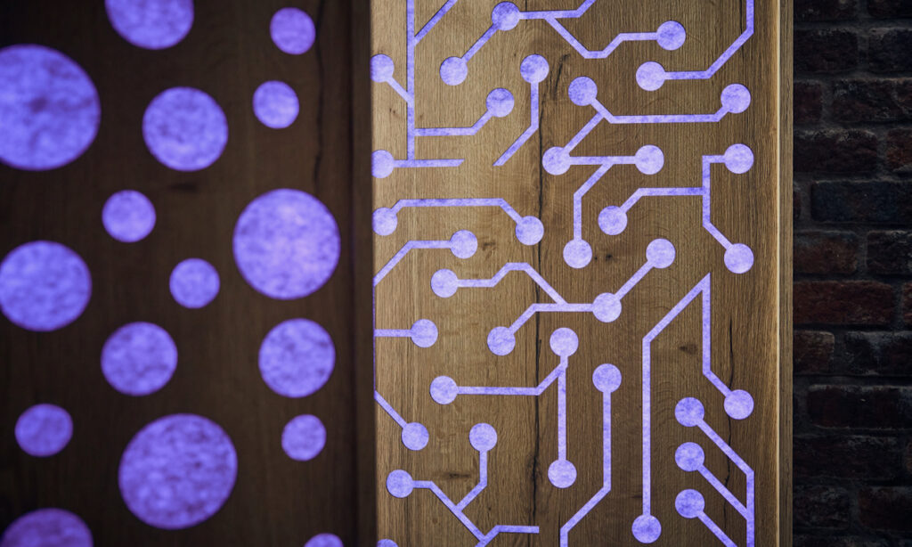 t.akustik LED Absorber 120 Tech Oak & Tech Circle (Bildquelle: t.akustik)