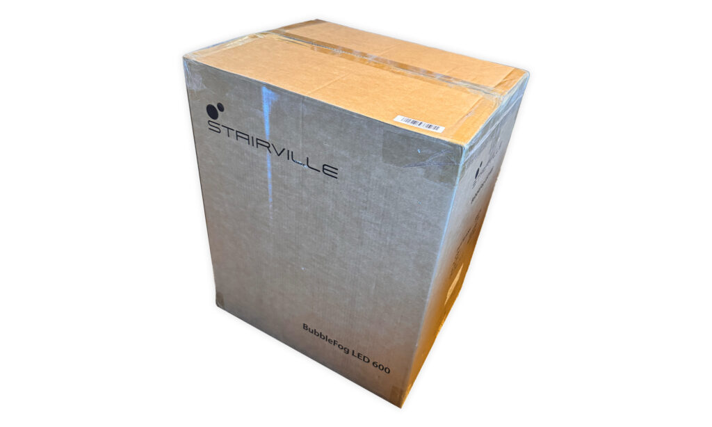 Der BubbleFog LED 600 von Stairville kommt im braunen Karton
