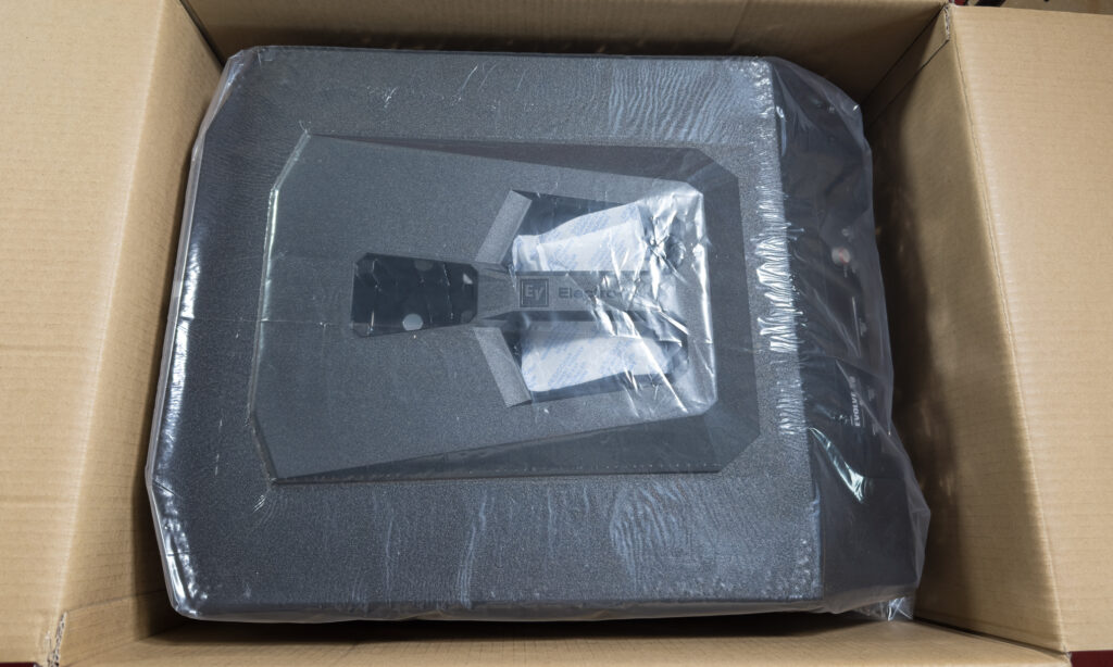 Im Inneren ist der Subwoofer vor Transportschäden geschützt