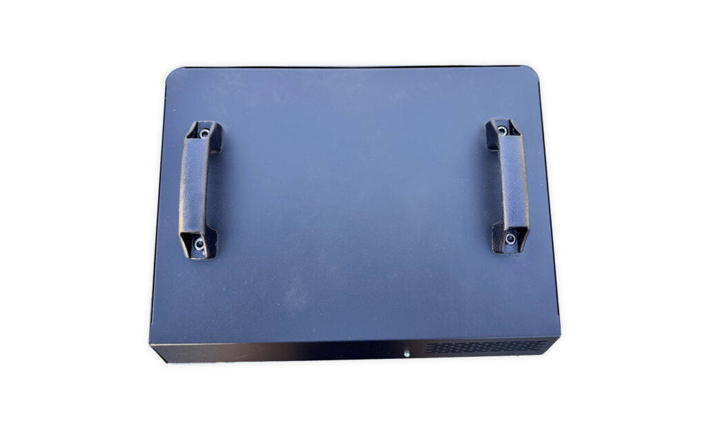 Oben am Stairville BubbleFog LED sind zwei Griffe platziert
