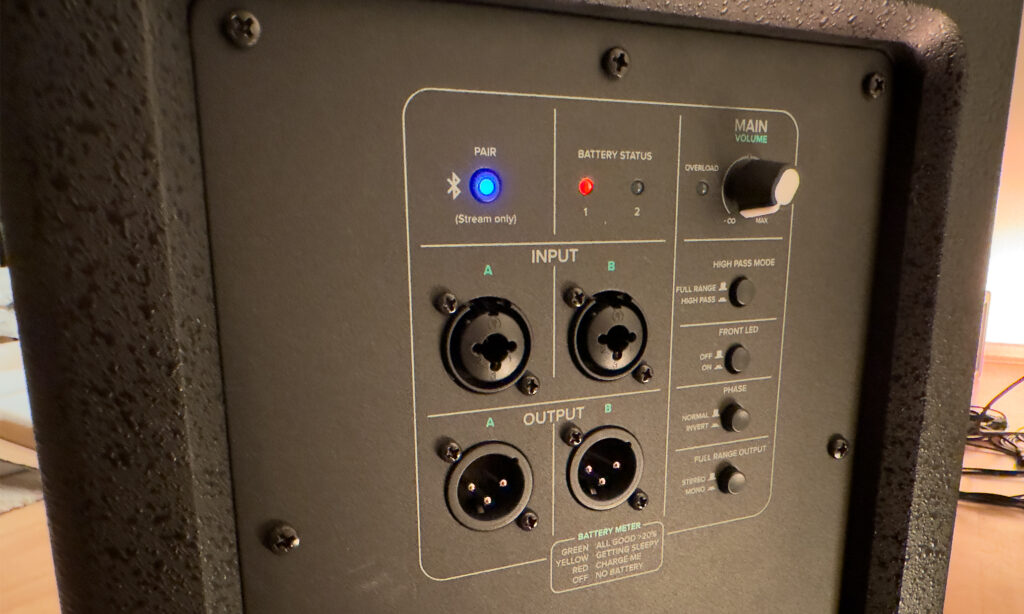 Das Bedienfeld des Thump Sub GO
