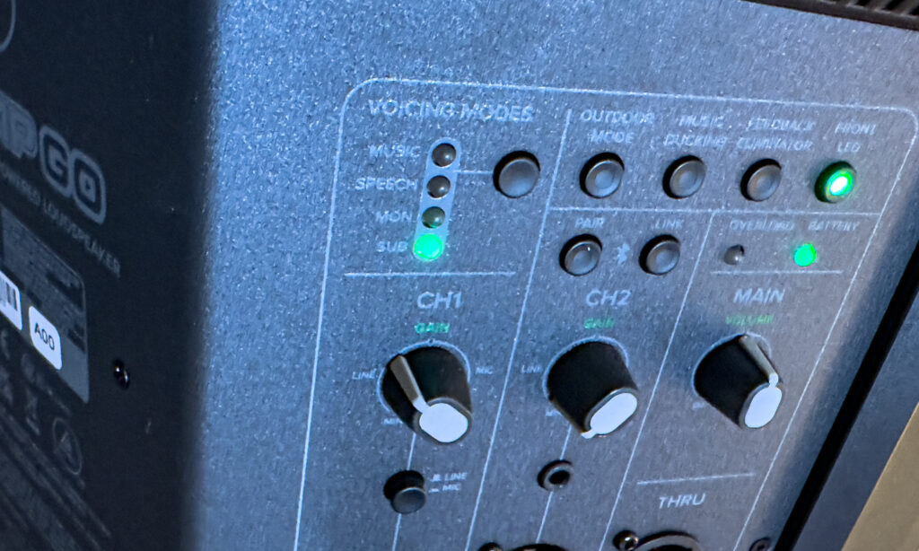 Zwei Akkufächer für doppelte Laufzeit: Mackie Thump GO Mobile Party Bundle
