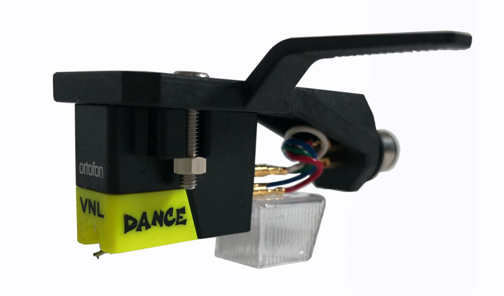 Mit dem Ortofon VNL DANCE kann DJ natürlich auch sauber cuen und hier und da mal scratchen, aber sein großer Trumpf liegt im Sound, wo er mit der elliptischen Nadel nach Klangfrequenzen schürft