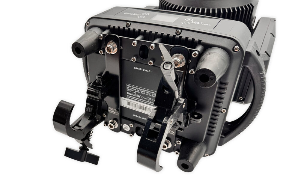 Die können ausgeklappt und an Traversen angebracht werden