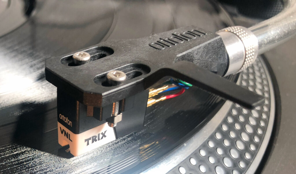 Liegt satt in der Rille: die sphärische Nadel des Ortofon VNL TRIX