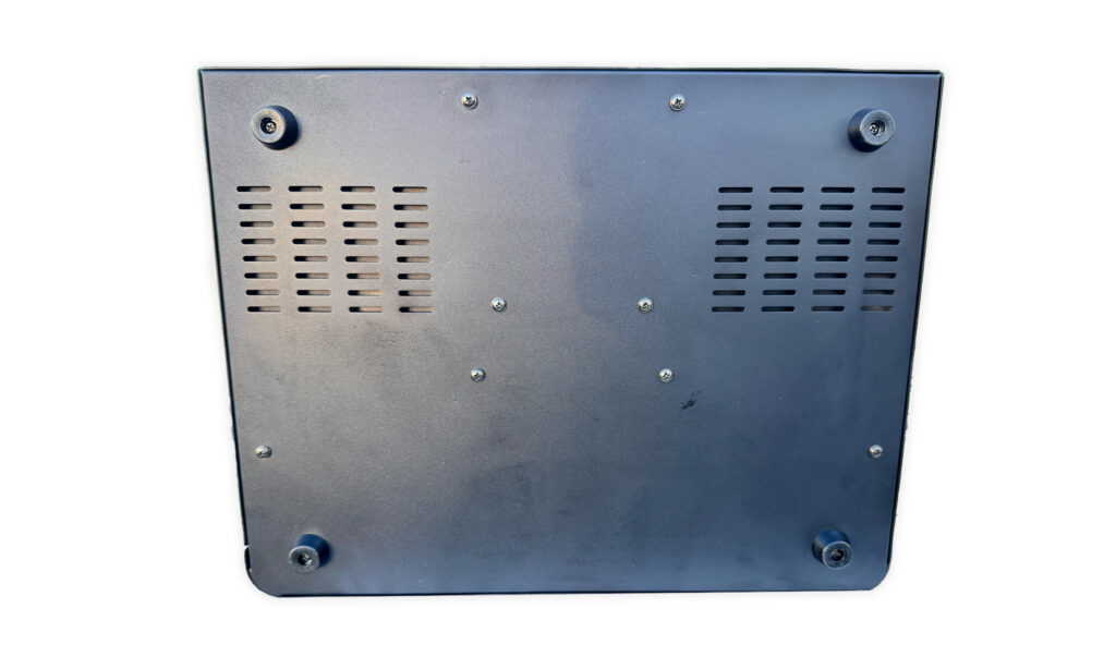 Unten sind vier Standfüße verbaut
