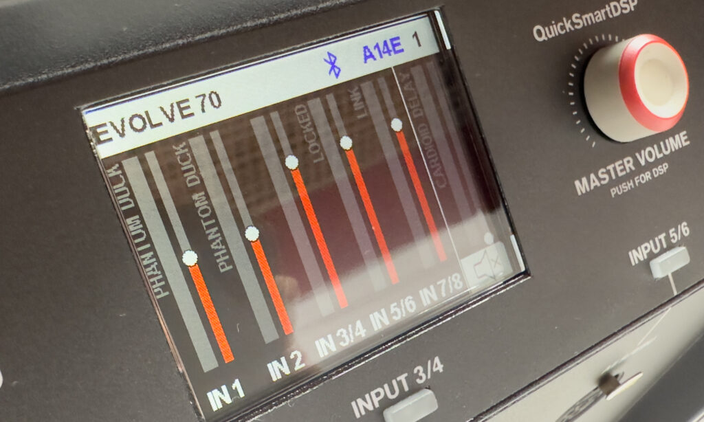 Der interne Mixer der beiden Systeme verfügt über ein farbiges Display