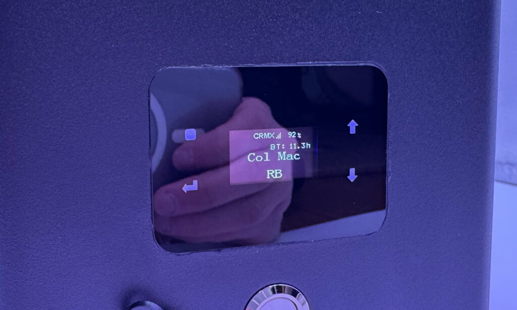 Das Display der Eurolite AKKU IP UP-4 PLUS ist gut leserlich, aber sehr einfach gestaltet
