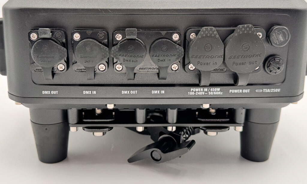 Auf der Rückseite finden wir alle Anschlüsse