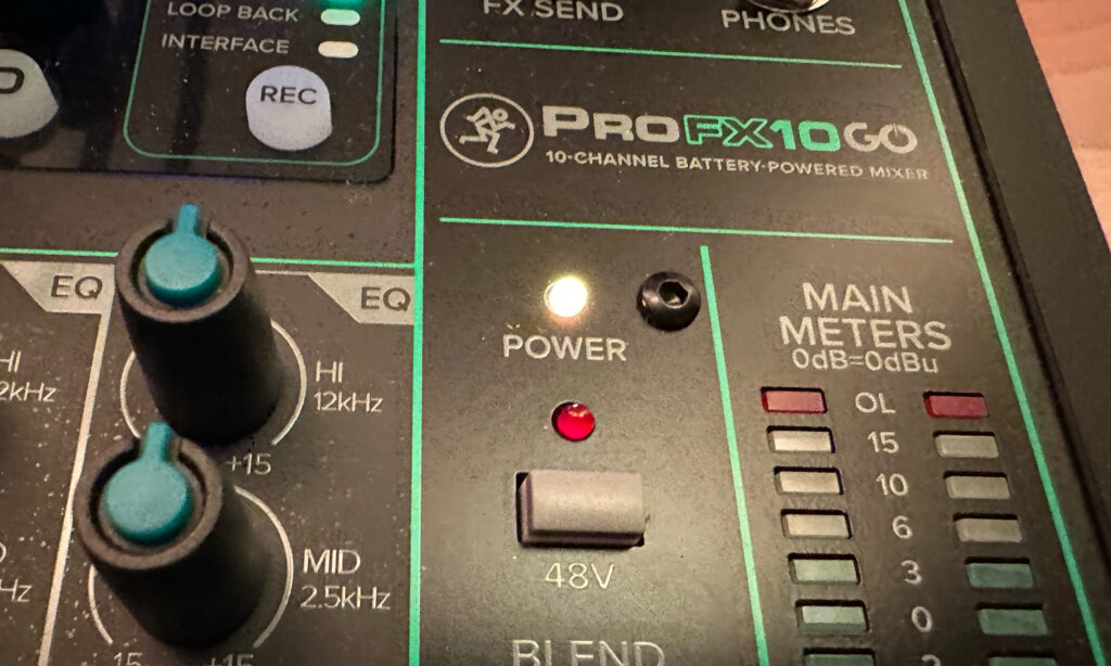 Die Power LED zeigt durch Farbwechsel den Akkustand an