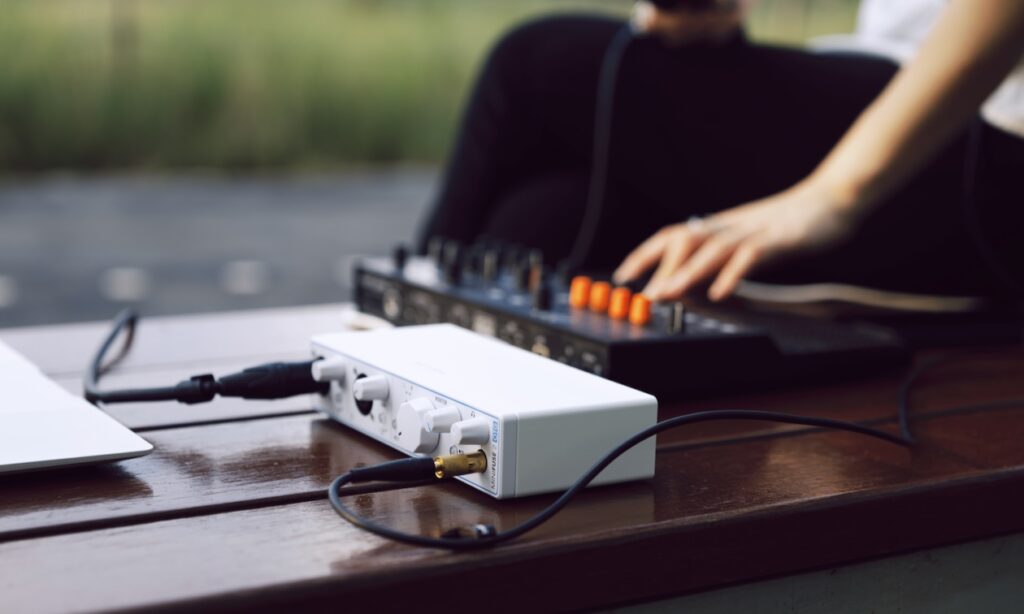 MiniFuse 2 OTG draußen (Bildquelle: Arturia)