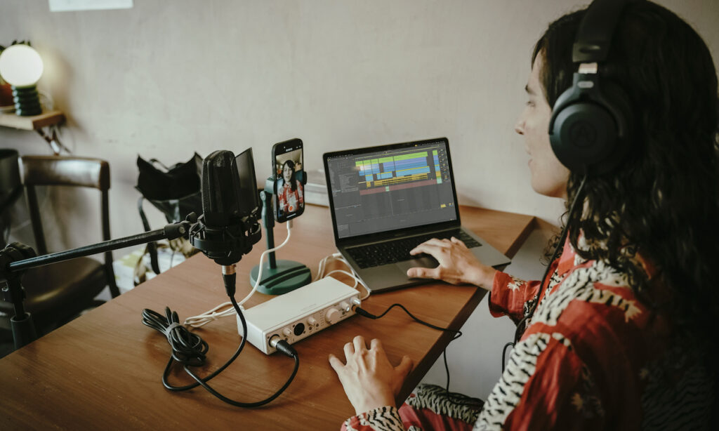 MiniFuse 2 OTG im Einsatz mit Smartphone und Laptop (Bildquelle: Arturia)