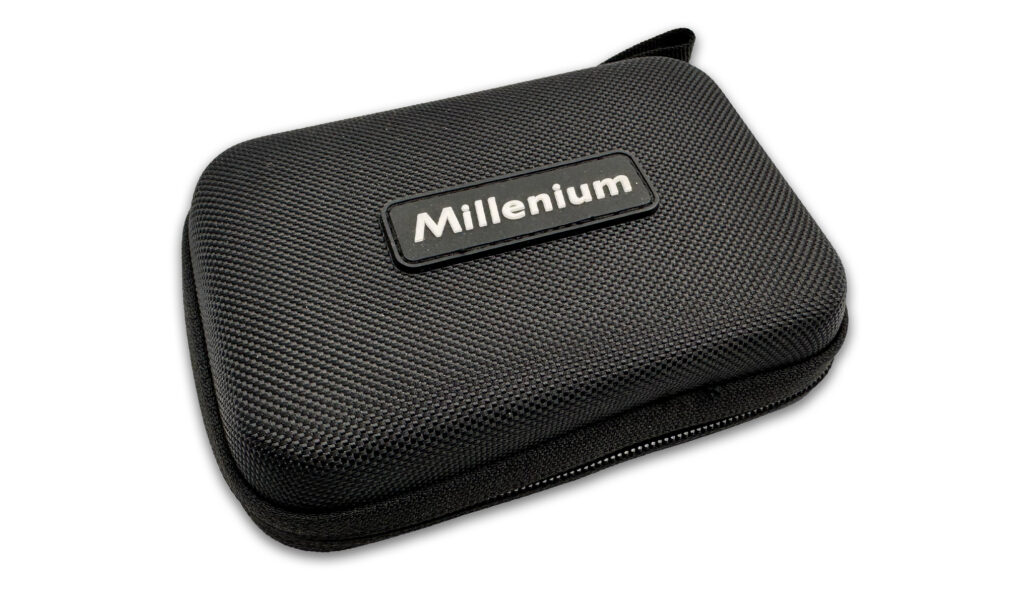 Mitgeliefert wird ein Softcase mit Reissverschluss