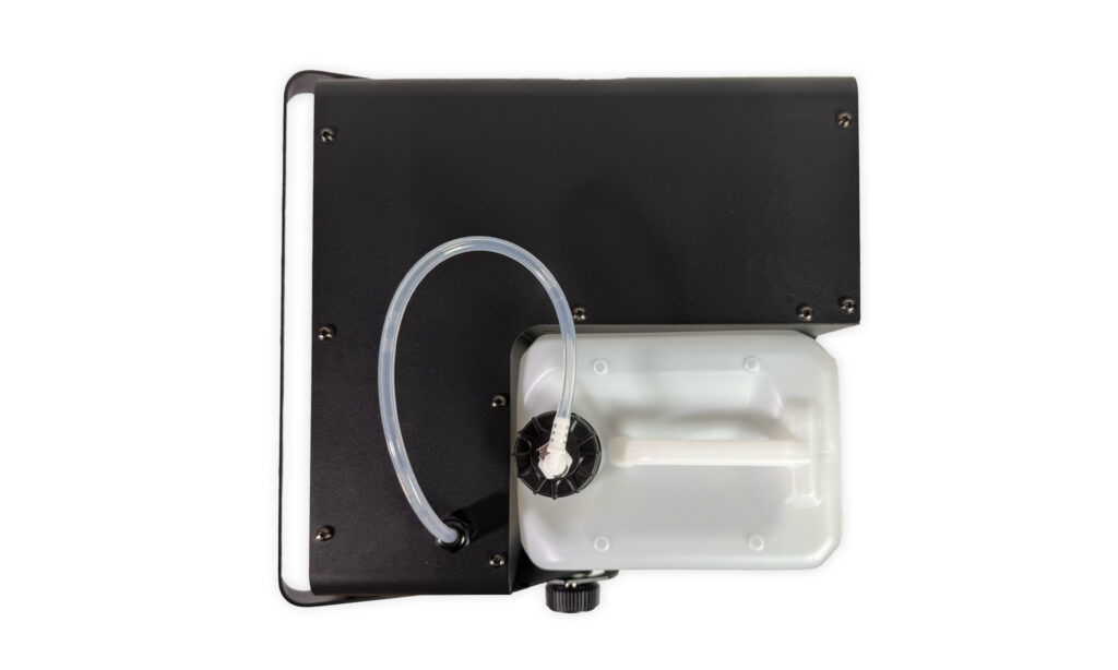 Von oben wird der Tank des Stairville Hz-600 Eco Hazer eingesetzt