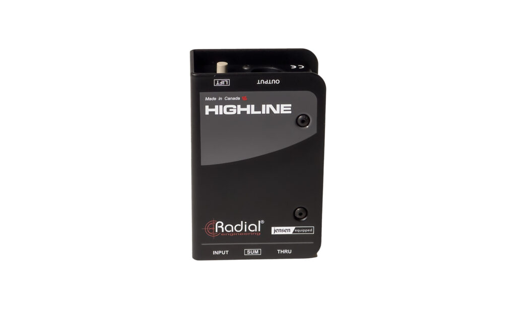 Die Oberseite bietet eine gute Übersicht über Ein- und Ausgänge der Box