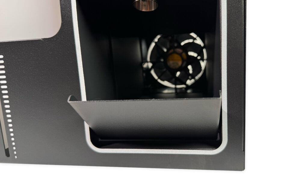 Die Klappe steuert die Ausstoßrichtung