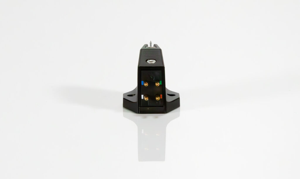 Die Anschlusspins sind eindeutig farbkodiert und sehr gut unterscheidbar – das ist nicht immer so