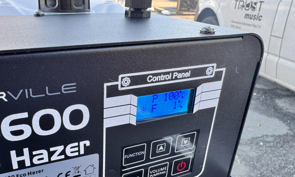 Das Display des Stairville Hz-600 Eco Hazer lässt sich gut ablesen