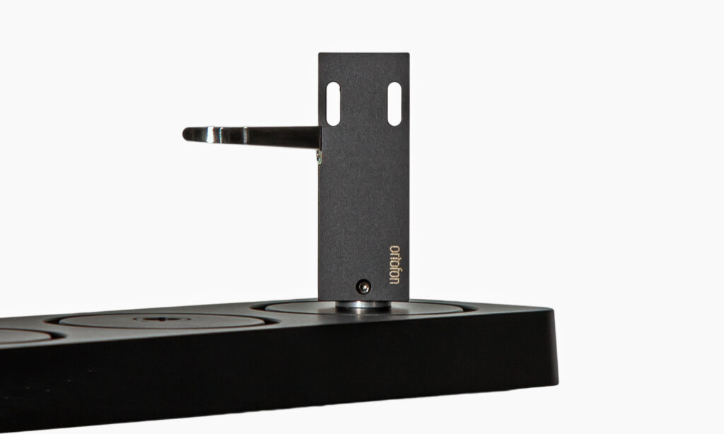 Den etwas höheren Preis rechtfertigt für mich allein die von oben gut erreichbare Azimuth-Einstellmade