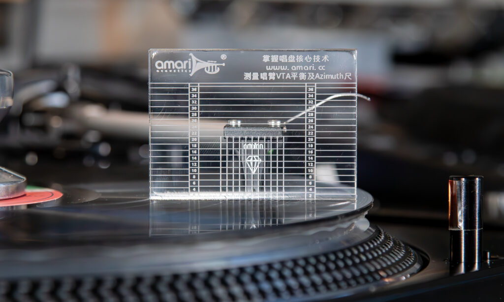 Mit Hilfe gängiger und mittlerweile auch preiswerter Justage-Lineale aus Acryl lassen sich zum einen Abweichungen beim Azimut feststellen ...