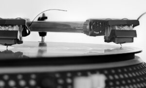 „Ich höre gerade Opa.“ – Vinylbestattung in Deutschland Artikelbild