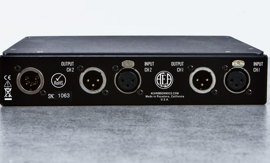 Die Rückseite des AEA 1029 Kompressors mit XLR- und Netzteilanschlüssen