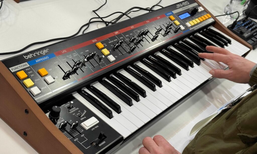 Behringer JN-80 (Bildquelle: Remixe 3)