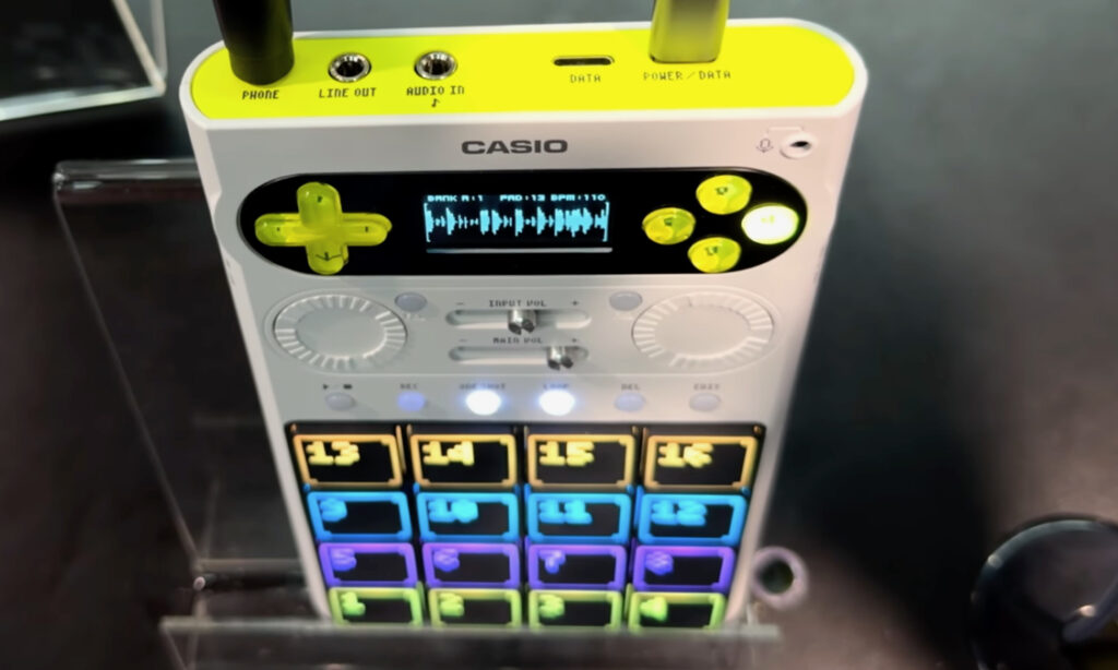 Casio SX C1 Anschlüsse ( Bildquelle: Remise-3)