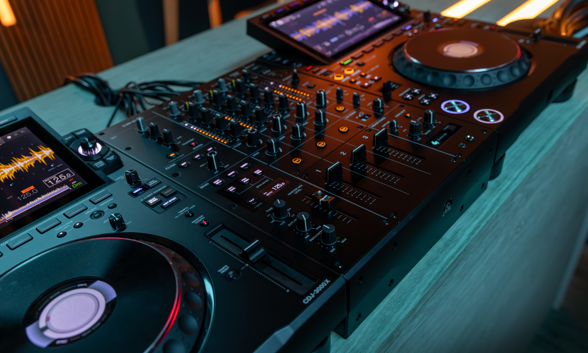 AlphaTheta DJM-V5 - erster DJ-Mixer mit SonicLink und XPF Artikelbild