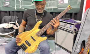 NAMM 2026: Baboomin Q-River AIR Pro Bass - Garagen-Startup aus dem Reich der Mitte Artikelbild